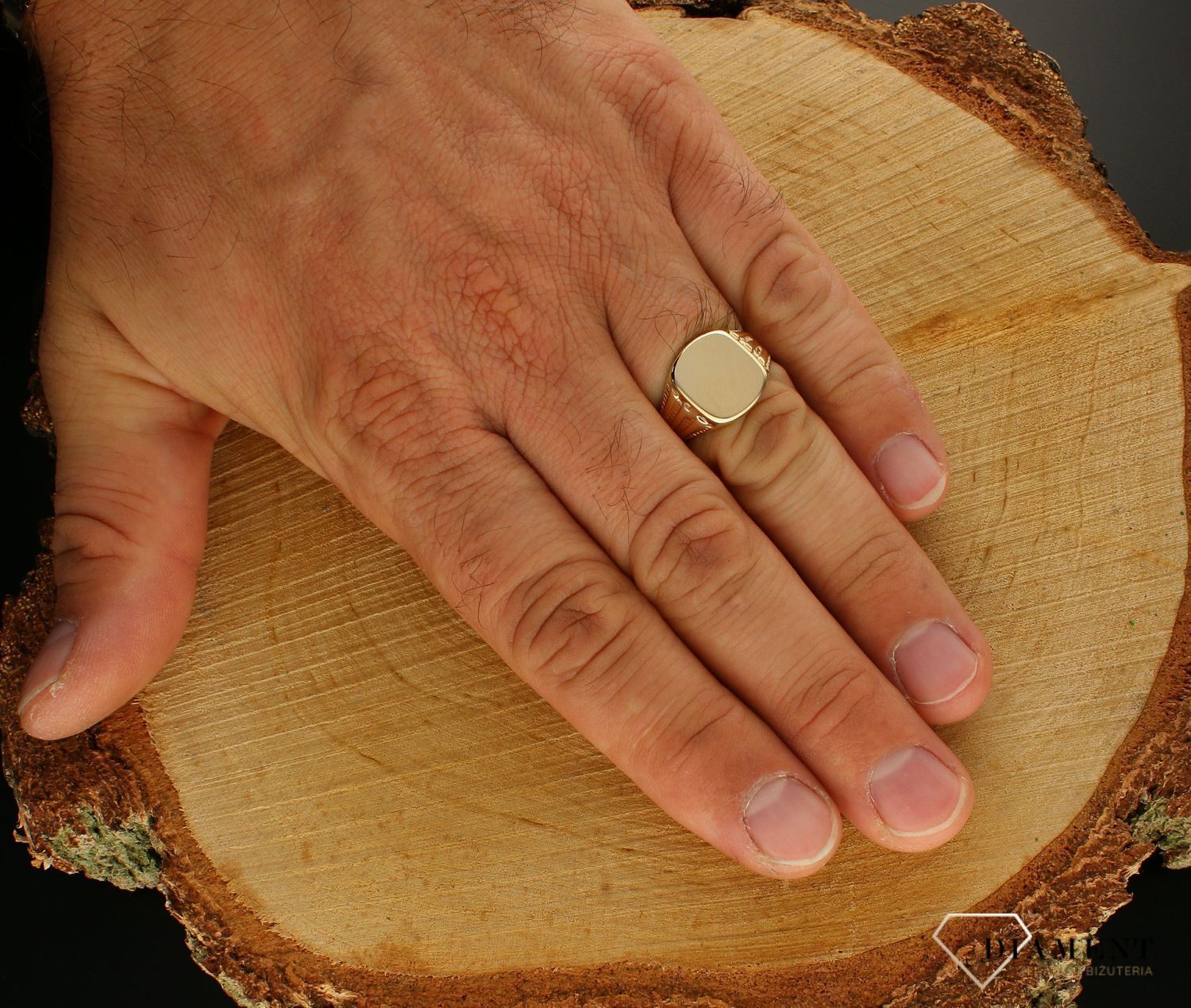 Złoty sygnet męski 375 z grawerowanymi bokami SY 245 375. Złoty sygnet męski. Sygnet męski złoty. Pierścionek męski złoty sygnet. Sygnet złoty dla mężczyzny. Złota biżuteria męska. Idealny prezent dla mężczyzny (2).jpg